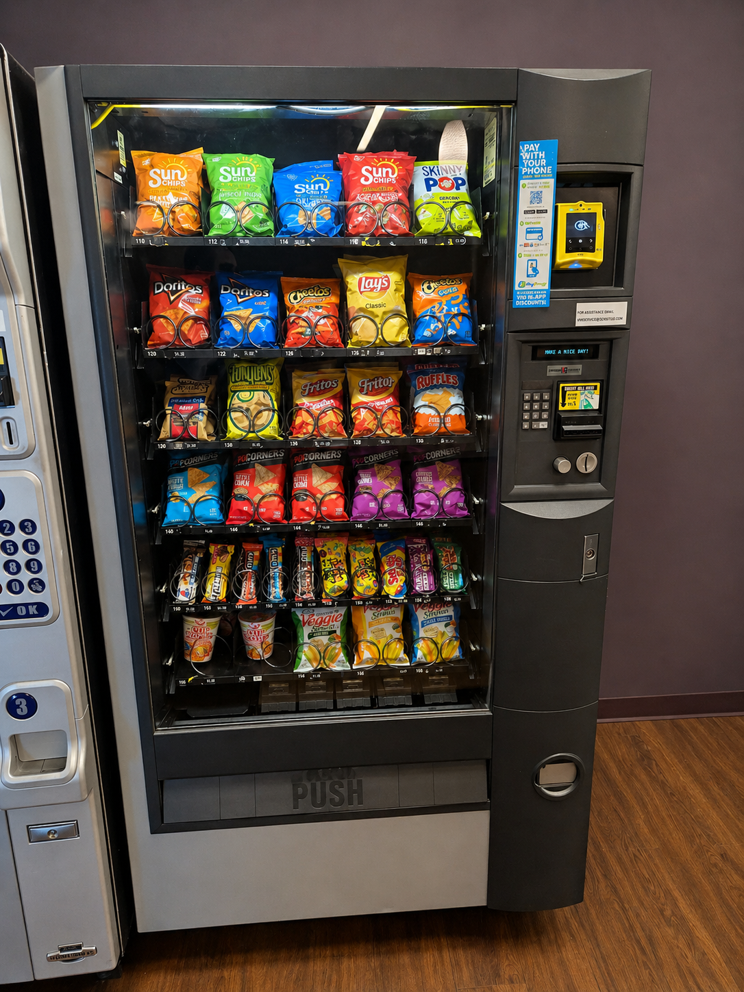 Snack vending machine